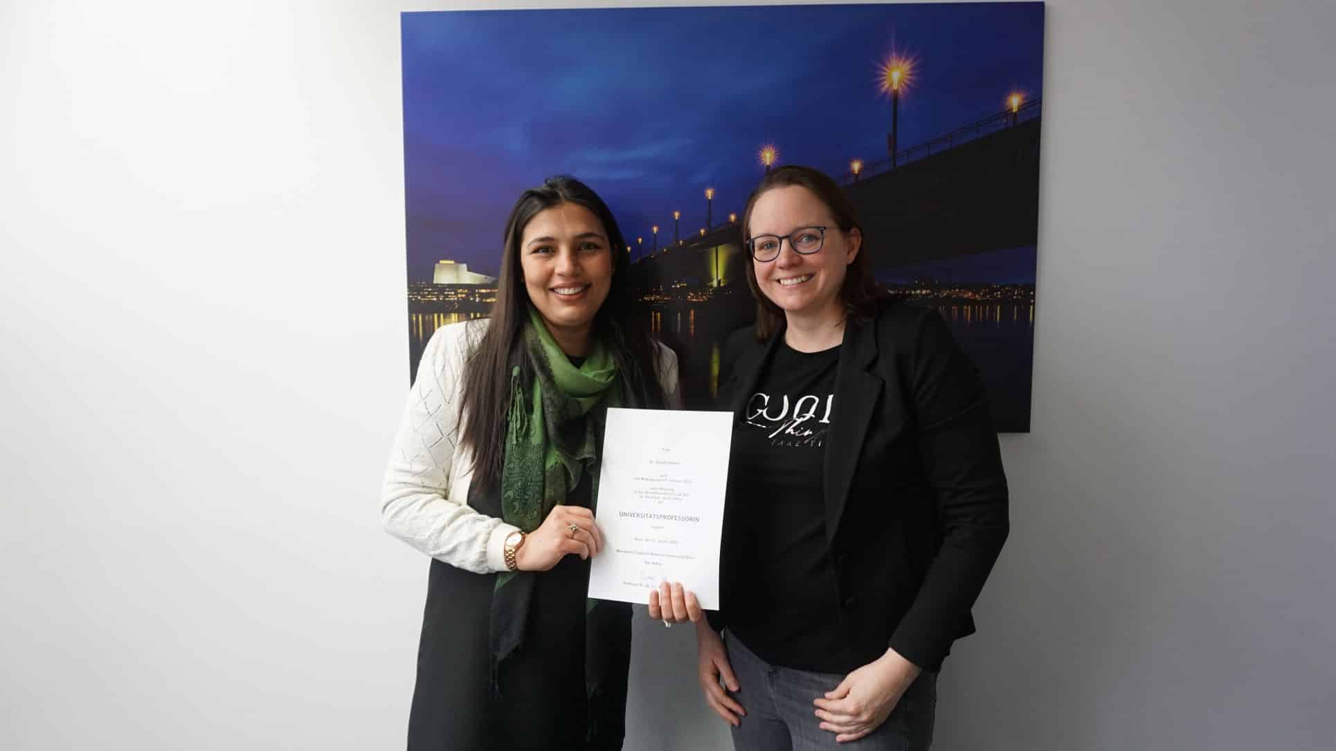 Zainab Iftikhar erhält ihre Ernennungsurkunde von Miriam Dierker, Personaldezernentin an der Universität Bonn.